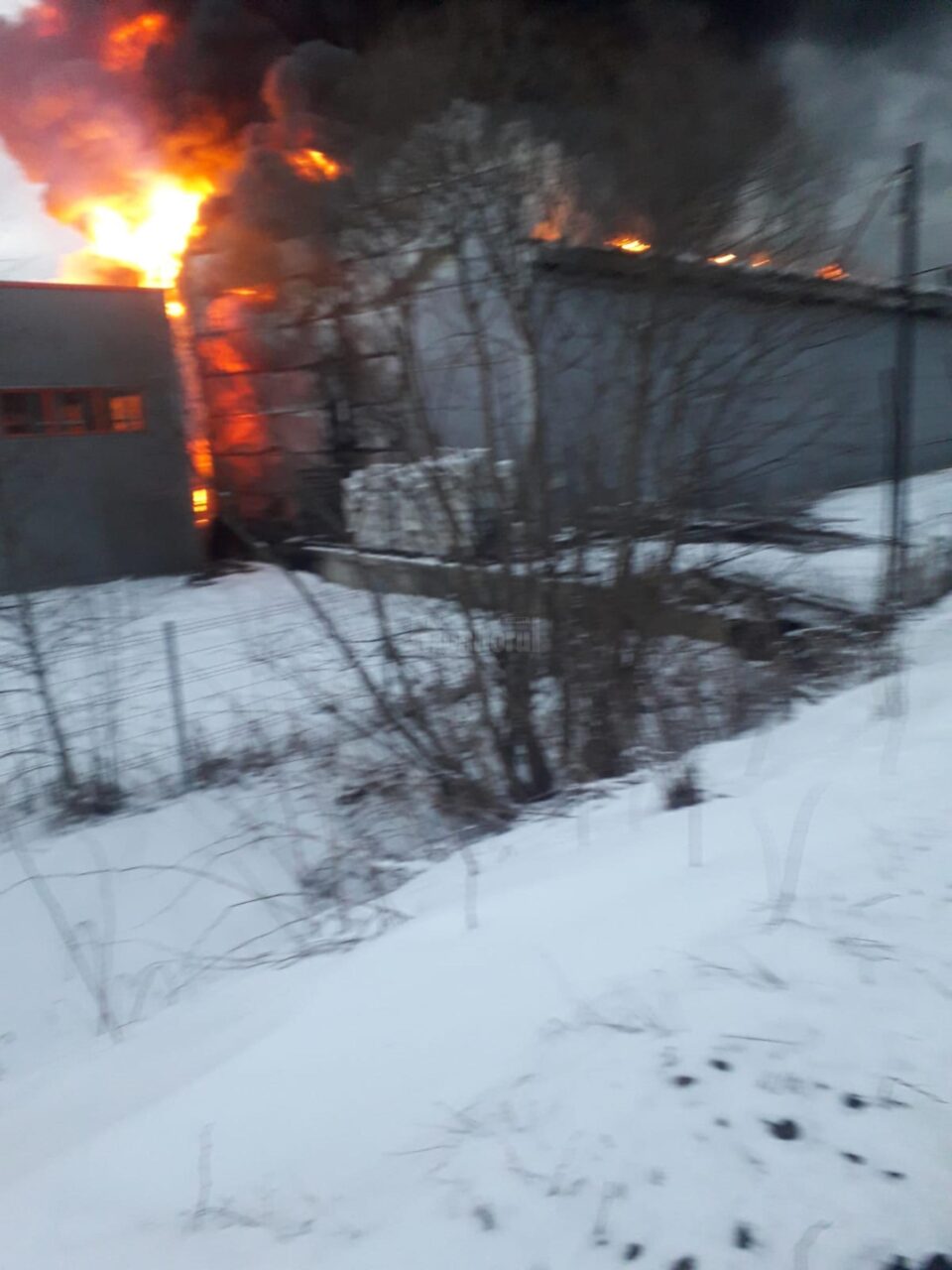 Un depozit de cauciucuri a ars ca o torță, iar degajările de fum și gaze au dus la emitere de mesaje Ro-Alert