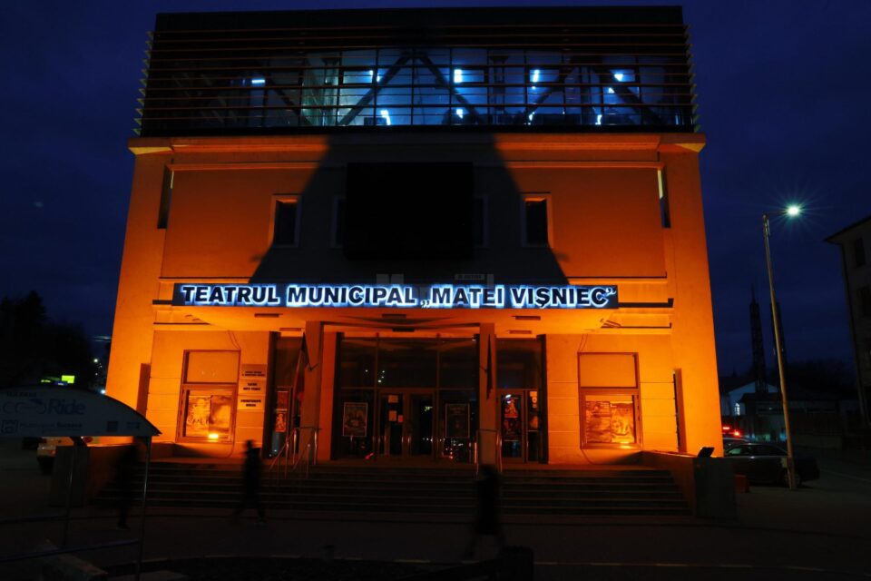 Teatrul Municipal „Matei Vișniec”, „îmbrăcat” în portocaliu, de Ziua Mondială a Luptei Împotriva Cancerului