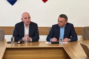 Directorul ADR Nord-Est, Vasile Asandei, și primarul din Vatra Dornei, Marius Rîpan