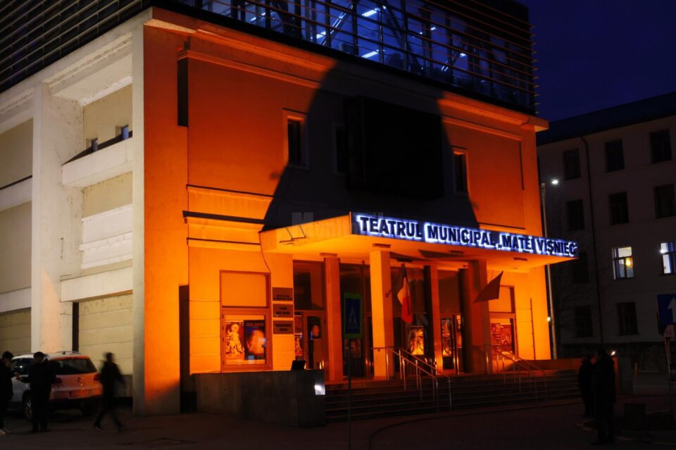 Teatrul Municipal „Matei Vișniec”, „îmbrăcat” în portocaliu, de Ziua Mondială a Luptei Împotriva Cancerului