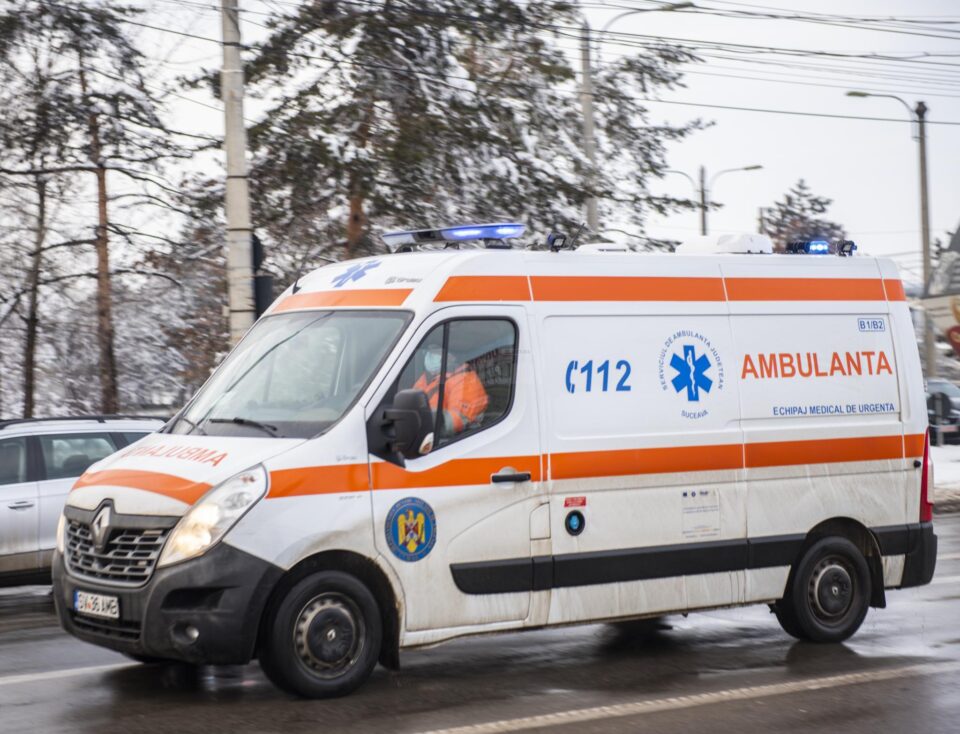 O bătrână de 82 de ani a băut benzină din sticla de bere