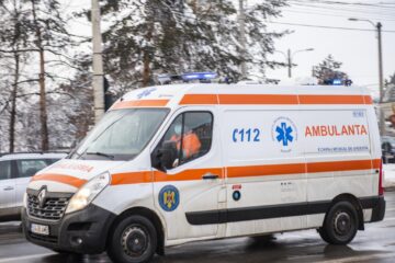 O bătrână de 82 de ani a băut benzină din sticla de bere
