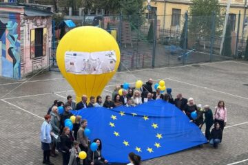 Proiectul sprijină aproximativ 1.500 de copii cu cerințe educaționale speciale din județul Suceava și alte câteva sute din Cernăuți, Ucraina