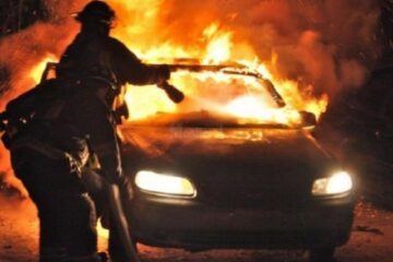 Un autoturism s-a făcut scrum după ce a luat foc în mers - Fotografie generică