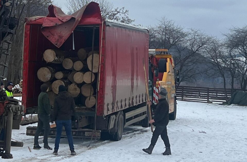 Polițiștii au oprit o mașină cu lemne pentru verificări și au dat, la volan, peste un tânăr beat și fără permis de conducere Polițiștii au oprit o mașină cu lemne pentru verificări și au dat, la volan, peste un tânăr beat și fără permis de conducere
