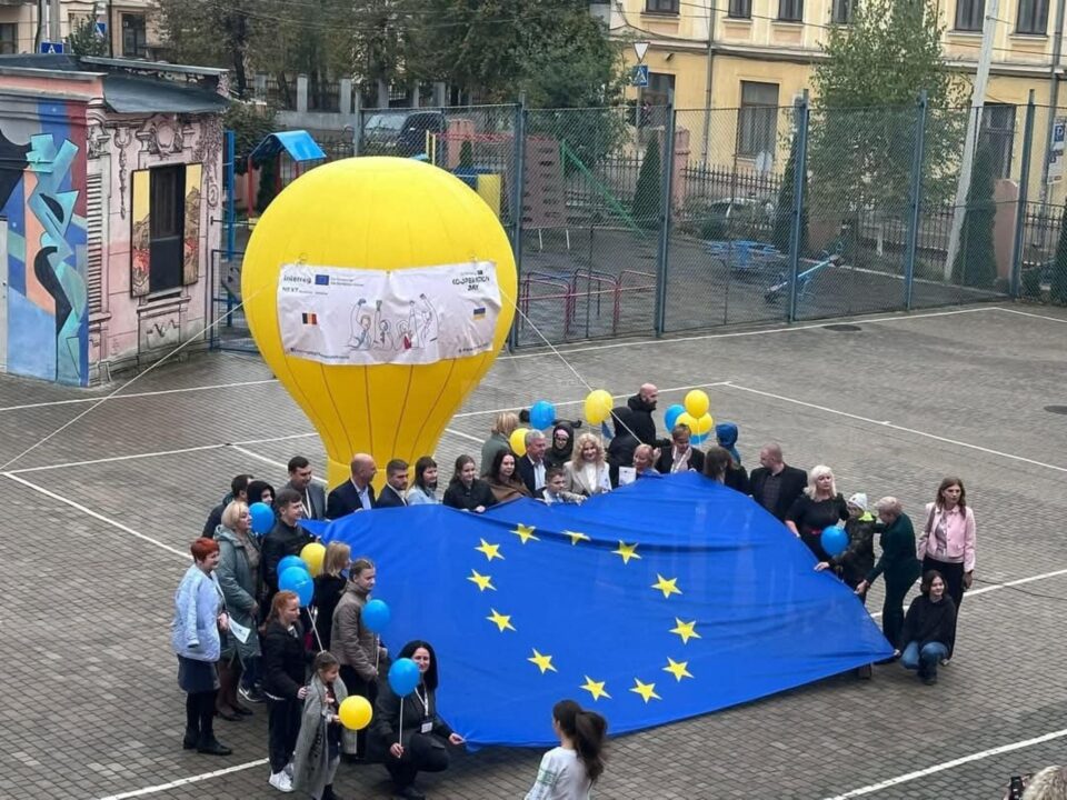 Proiectul sprijină aproximativ 1.500 de copii cu cerințe educaționale speciale din județul Suceava și alte câteva sute din Cernăuți, Ucraina Proiectul sprijină aproximativ 1.500 de copii cu cerințe educaționale speciale din județul Suceava și alte câteva sute din Cernăuți, Ucraina