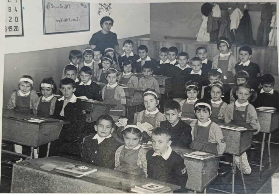 Aurelia Oanea, cu o clasă de elevi, în anii 70