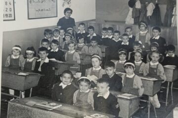 Aurelia Oanea, cu o clasă de elevi, în anii 70