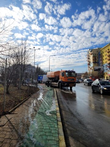 Străzi și trotuare spălate în municipiul Suceava