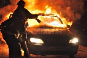Un autoturism s-a făcut scrum după ce a luat foc în mers. Foto generică