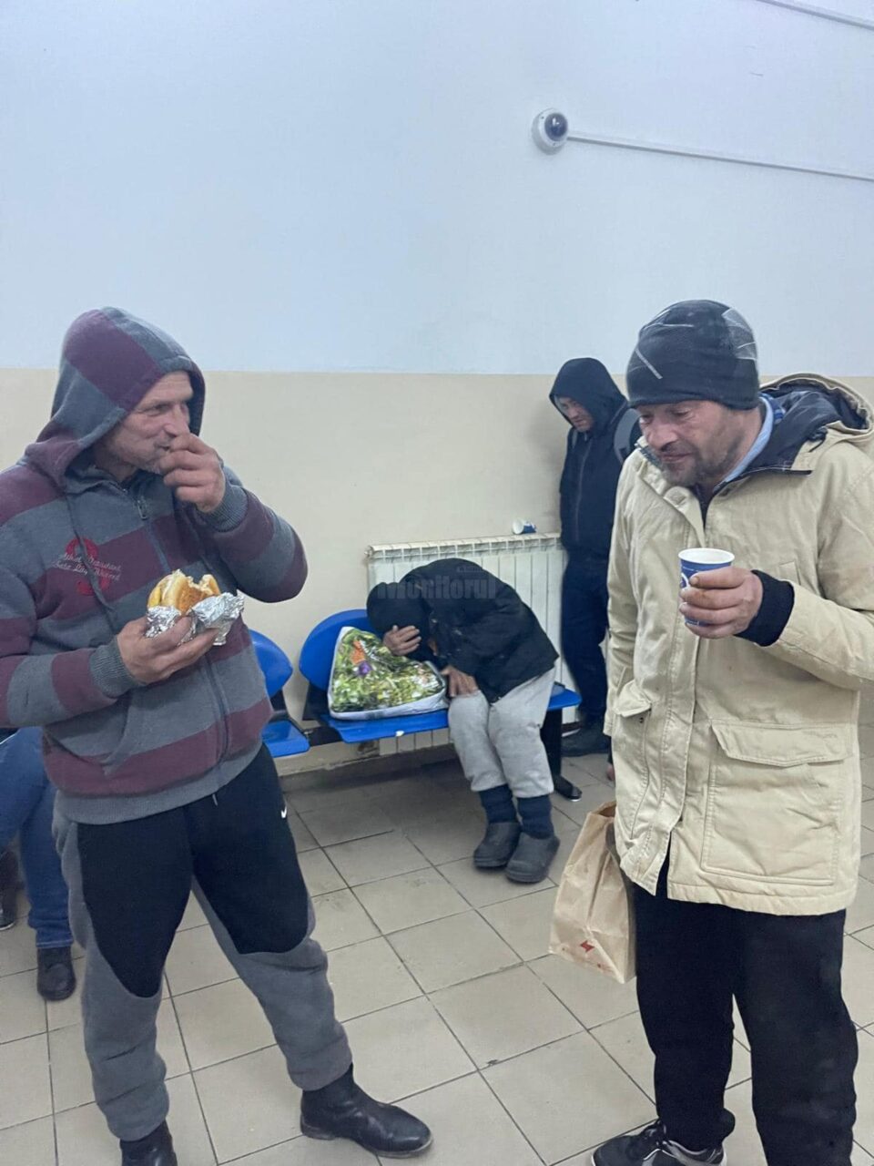 Pachete cu mâncare și băuturi calde oferite oamenilor străzii, pentru a-i ajuta să reziste gerului, în Gara Suceava