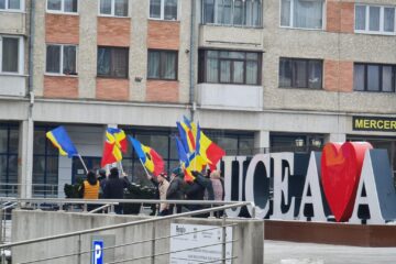 Câțiva protestatari au cerut în centrul Sucevei reluarea turului doi al alegerilor prezidențiale