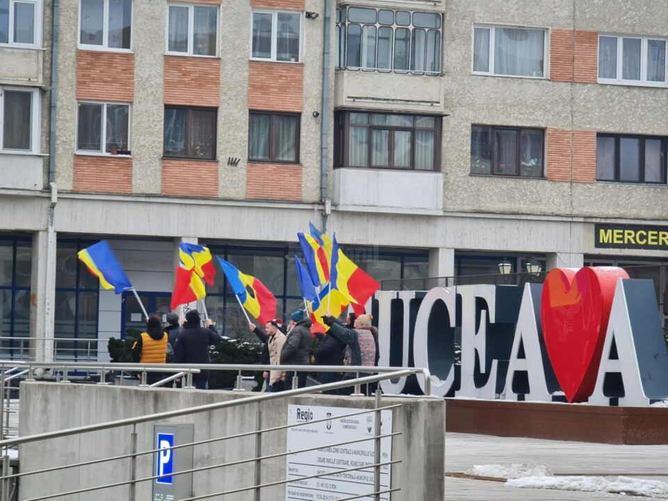 Câțiva protestatari au cerut în centrul Sucevei reluarea turului doi al alegerilor prezidențiale Câțiva protestatari au cerut în centrul Sucevei reluarea turului doi al alegerilor prezidențiale