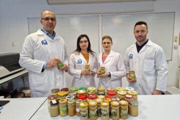 Cercetători din cadrul Universității „Ștefan cel Mare” din Suceava au demonstrat că mierea din zona de munte a Sucevei are efect antibacterian similar sau mai bun decât mierea de Manuka