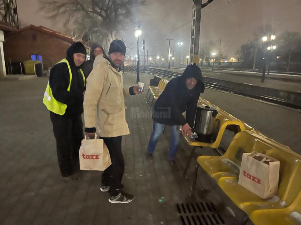 Pachete cu mâncare și băuturi calde oferite oamenilor străzii, pentru a-i ajuta să reziste gerului, în Gara Suceava