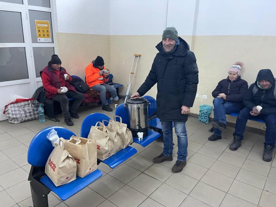 Pachete cu mâncare și băuturi calde oferite oamenilor străzii, pentru a-i ajuta să reziste gerului, în Gara Suceava