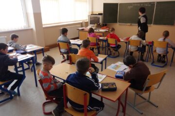 În luna martie încep înscrierile la clasa pregătitoare