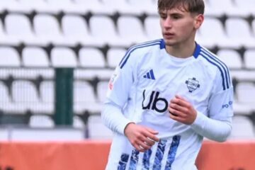 Sebastian Burlacu în echipamentul noii sale echipe, Como