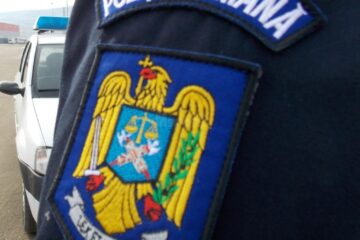 Mama a trei copii, scoasă afară din casă de soț. Polițiștii au făcut rocada și l-au evacuat din locuință pe bărbat