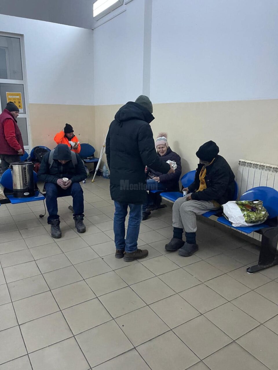 Pachete cu mâncare și băuturi calde oferite oamenilor străzii, pentru a-i ajuta să reziste gerului, în Gara Suceava