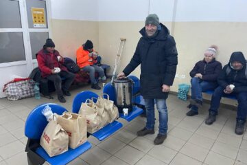 Pachete cu mâncare și băuturi calde oferite oamenilor străzii, pentru a-i ajuta să reziste gerului, în Gara Suceava