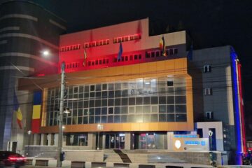 Clădirea Primăriei municipiului Suceava, iluminată cu roșu, într-un demers vizual simbolic, de utilizare responsabilă a numărului de urgență 112