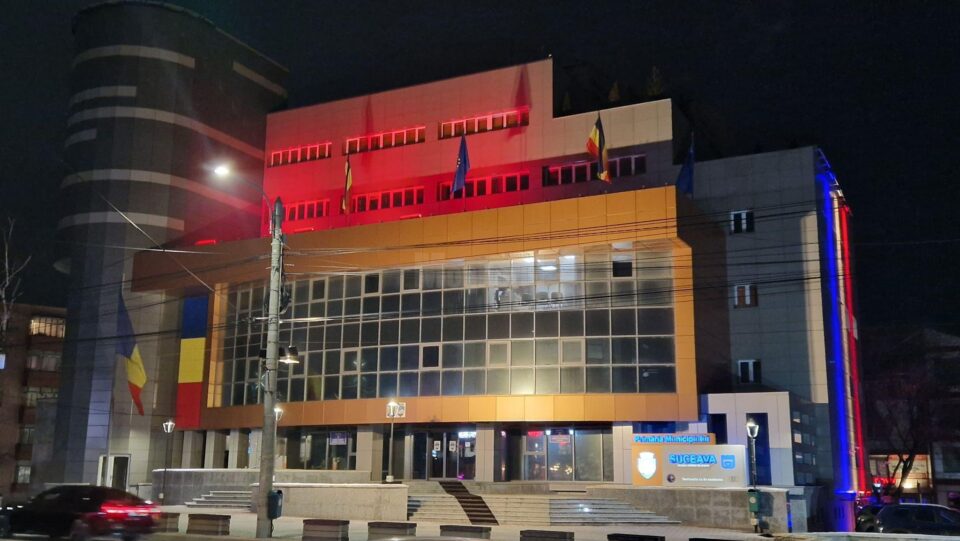 Clădirea Primăriei municipiului Suceava, iluminată cu roșu, într-un demers vizual simbolic, de utilizare responsabilă a numărului de urgență 112 Clădirea Primăriei municipiului Suceava, iluminată cu roșu, într-un demers vizual simbolic, de utilizare responsabilă a numărului de urgență 112