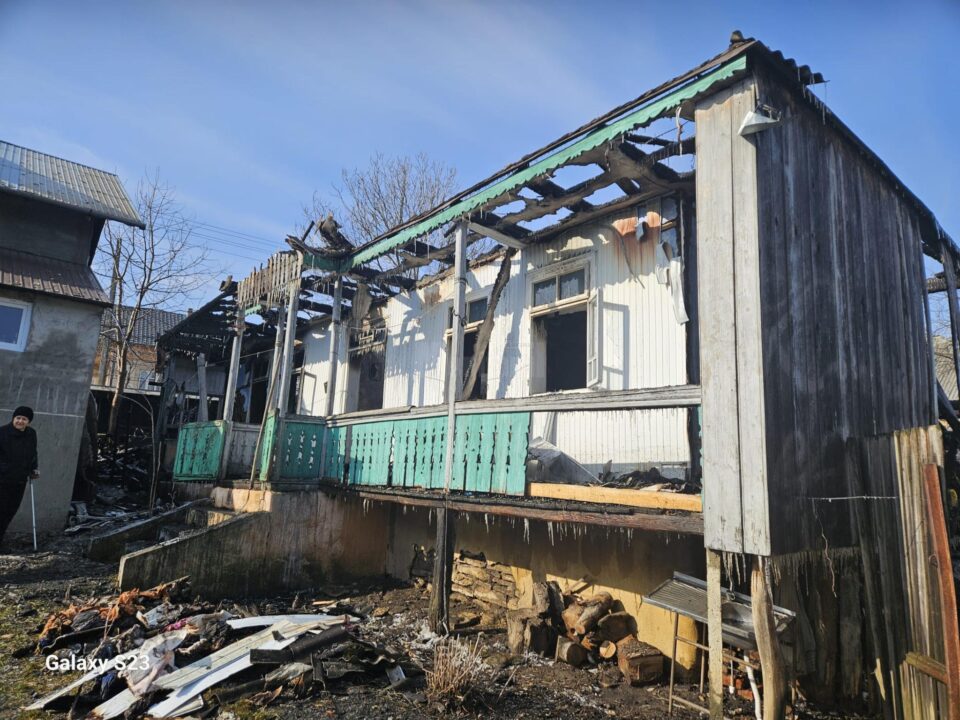 O femeie de 97 de ani a murit după ce casa i-a luat foc de la o lumânare