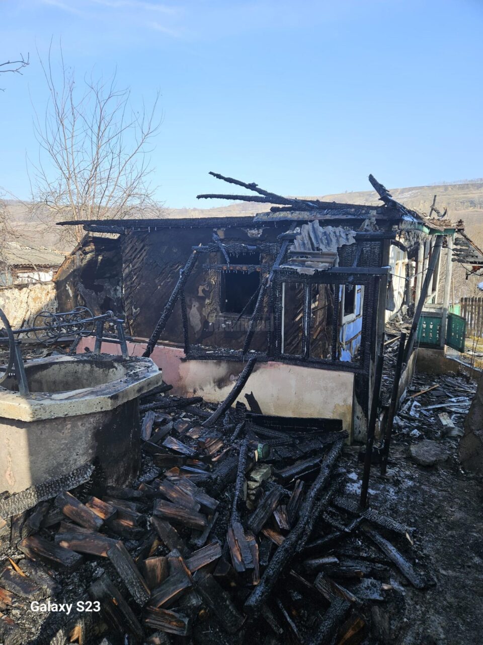 O femeie de 97 de ani a murit după ce casa i-a luat foc de la o lumânare