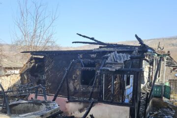 O femeie de 97 de ani a murit după ce casa i-a luat foc de la o lumânare