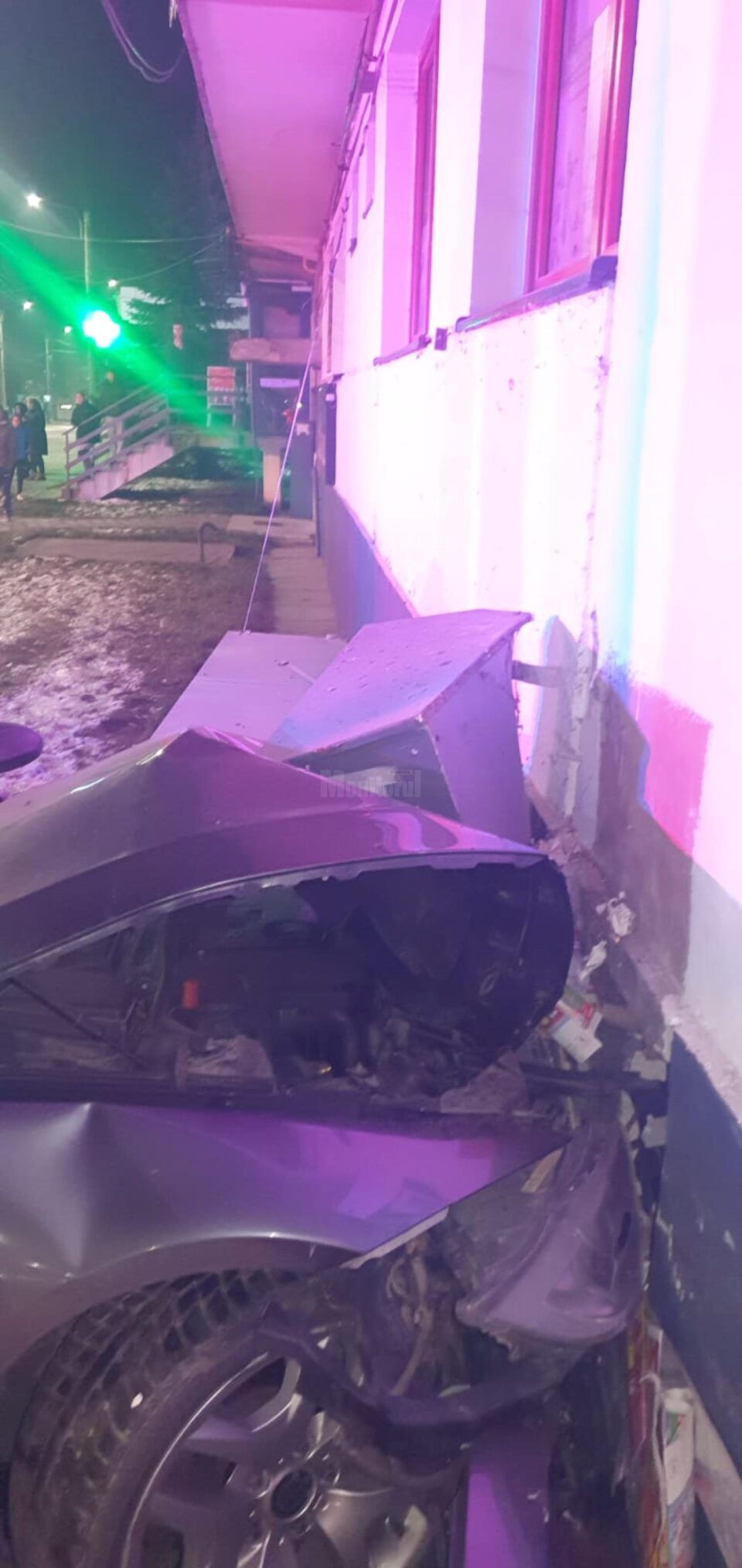 Un șofer a scăpat de sub control mașina, iar aceasta s-a oprit într-un bloc de locuințe
