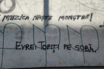 Mesaje antisemite inscripționate pe ziduri în centrul Sucevei, foarte aproape de Sinagogă