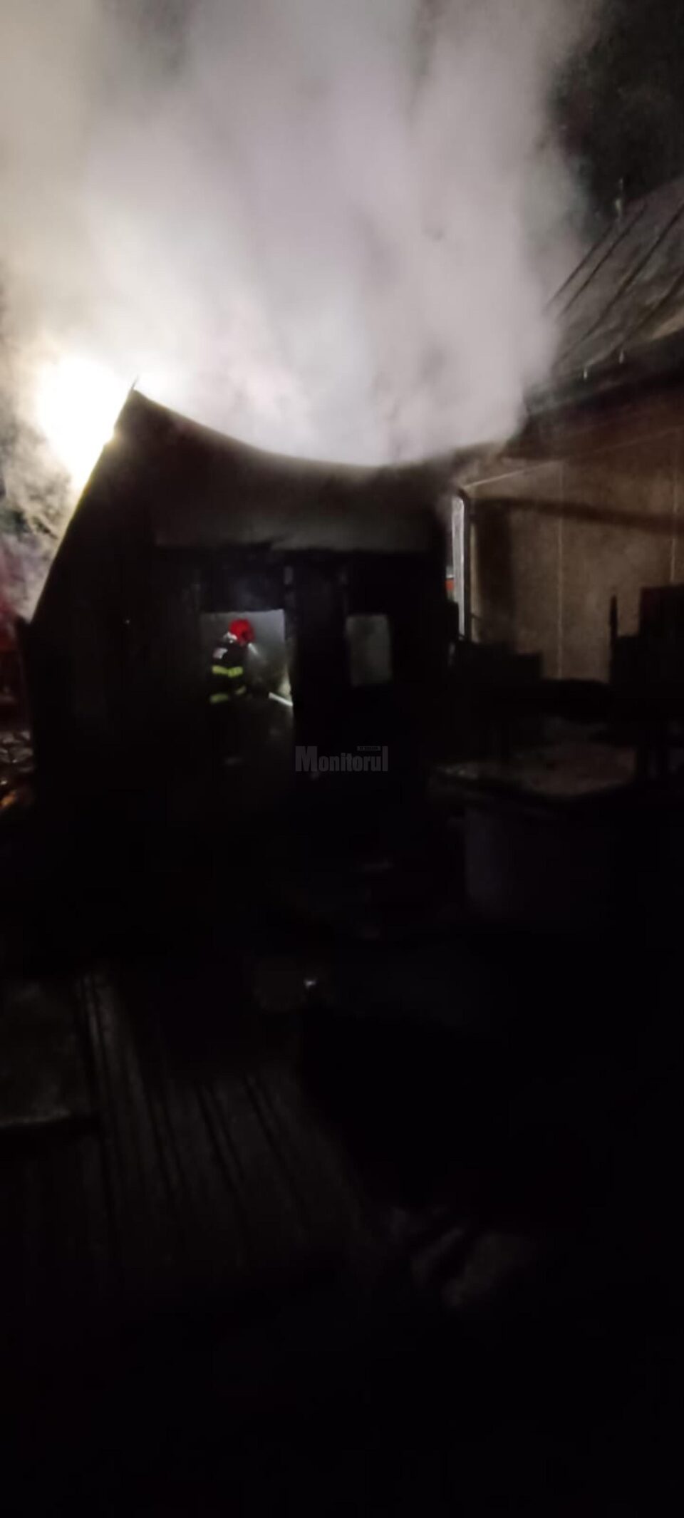 Bărbat carbonizat în bucătăria de vară în care dormea