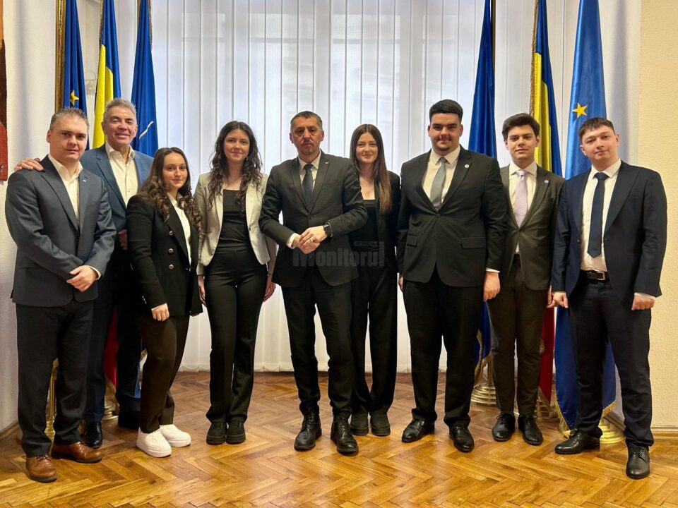 Ștefanista Rafaela Barac Bologa (în sacou alb), lângă ministrul Educației, Daniel David