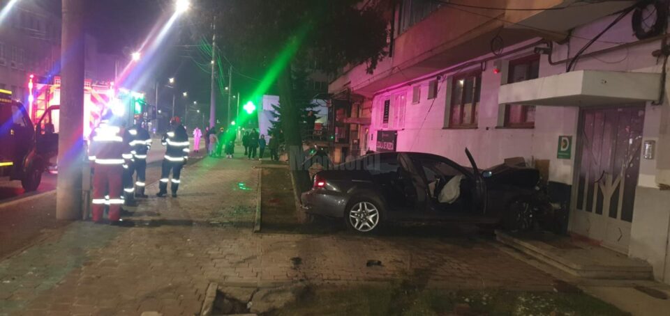 Un șofer a scăpat de sub control mașina, iar aceasta s-a oprit într-un bloc de locuințe