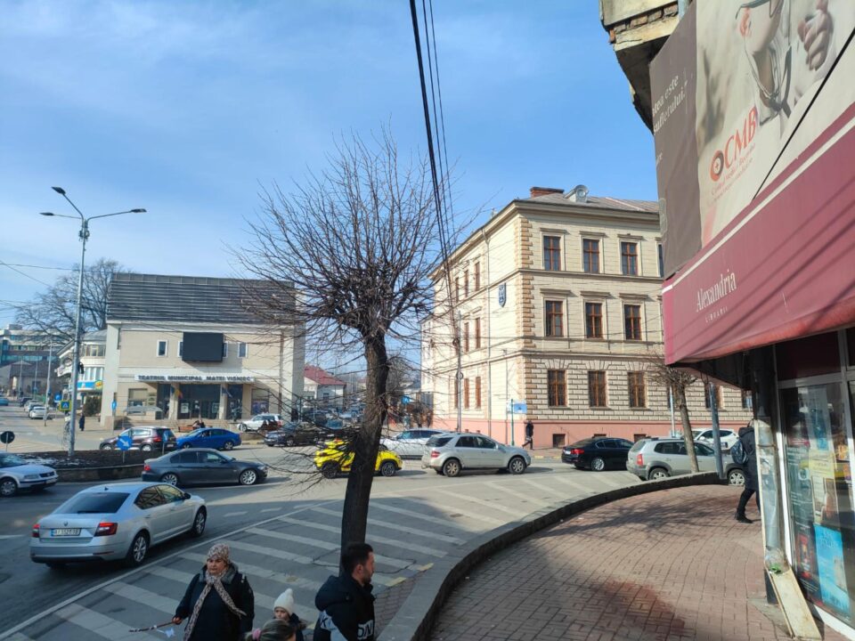 Mesaje antisemite inscripționate pe ziduri în centrul Sucevei, foarte aproape de Sinagogă