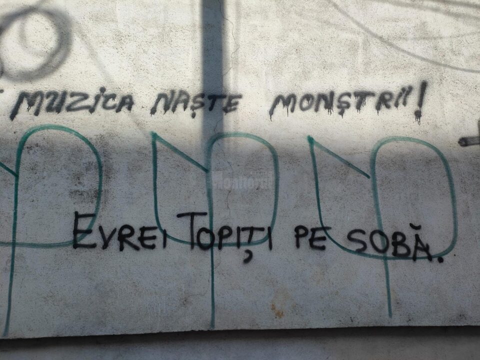 Mesaje antisemite inscripționate pe ziduri în centrul Sucevei, foarte aproape de Sinagogă