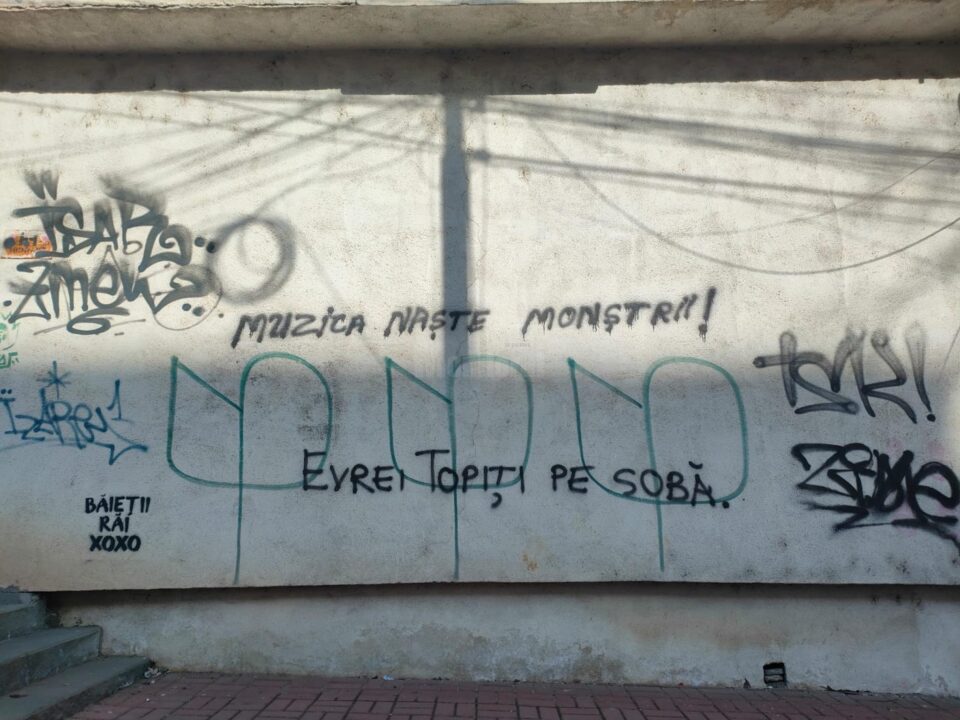 Mesaje antisemite inscripționate pe ziduri în centrul Sucevei, foarte aproape de Sinagogă