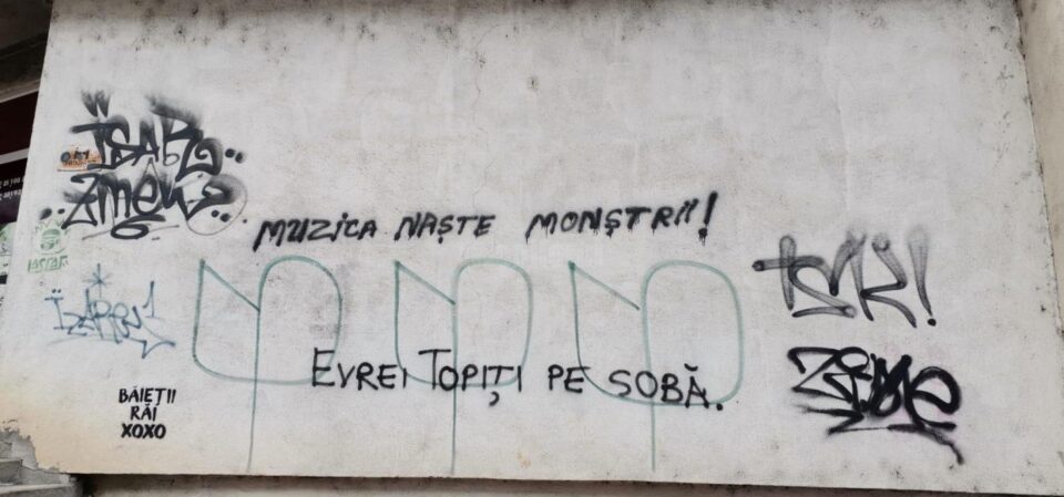 Mesaje antisemite apărute pe ziduri, în Centru au fost acoperite rapid de Primăria Suceava