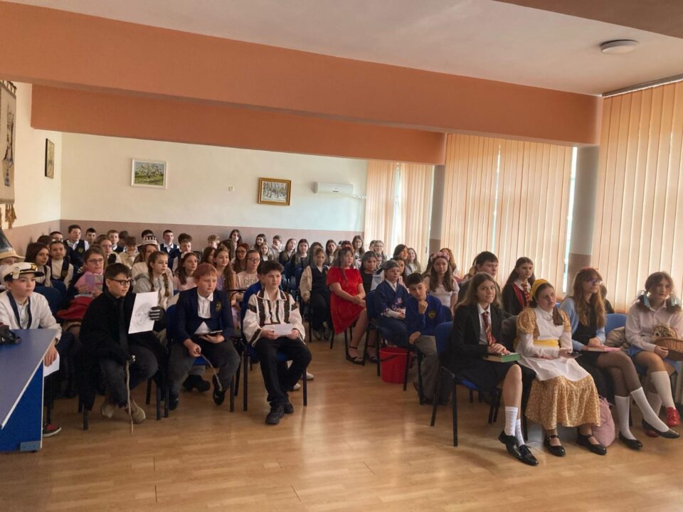 „Carnavalul poveștilor”, la Școala Gimnazială „Miron Costin” Suceava
