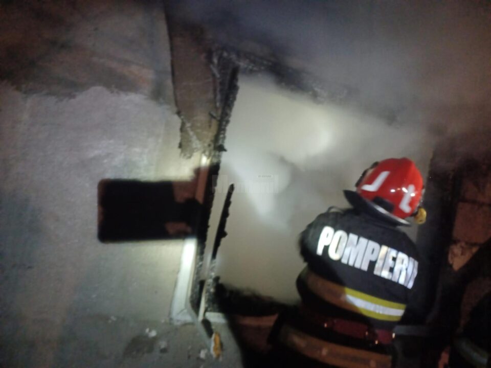 Casă distrusă de un incendiu pornit de la o țigară