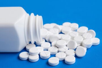 Înghițirea de medicamente în cantități mari, o nouă provocare periculoasă pentru copii
