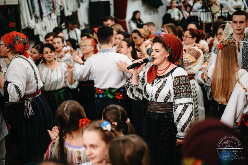 Povești și meșteșuguri care au readus la viață tradițiile bucovinene, la „Șezătoarea Vicovenilor”