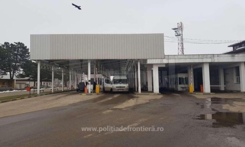 Un vameș din Siret s-a sinucis după ce era anchetat în cazul intrării în țară a unei sume de aproape 500.000 de dolari Un vameș din Siret s-a sinucis după ce era anchetat în cazul intrării în țară a unei sume de aproape 500.000 de dolari