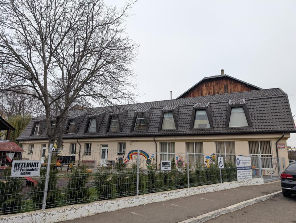 În 2024, EGGER a fost un partener cheie pentru Clubul Sportiv Școlar Rădăuți, contribuind cu peste 13.000 Euro pentru repararea acoperișului sălii de tir cu arcul