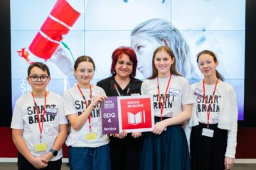 Elevii premiați alături de prof. Marinela Mocanu