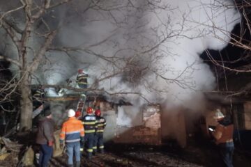 Casă distrusă de un incendiu pornit de la o țigară