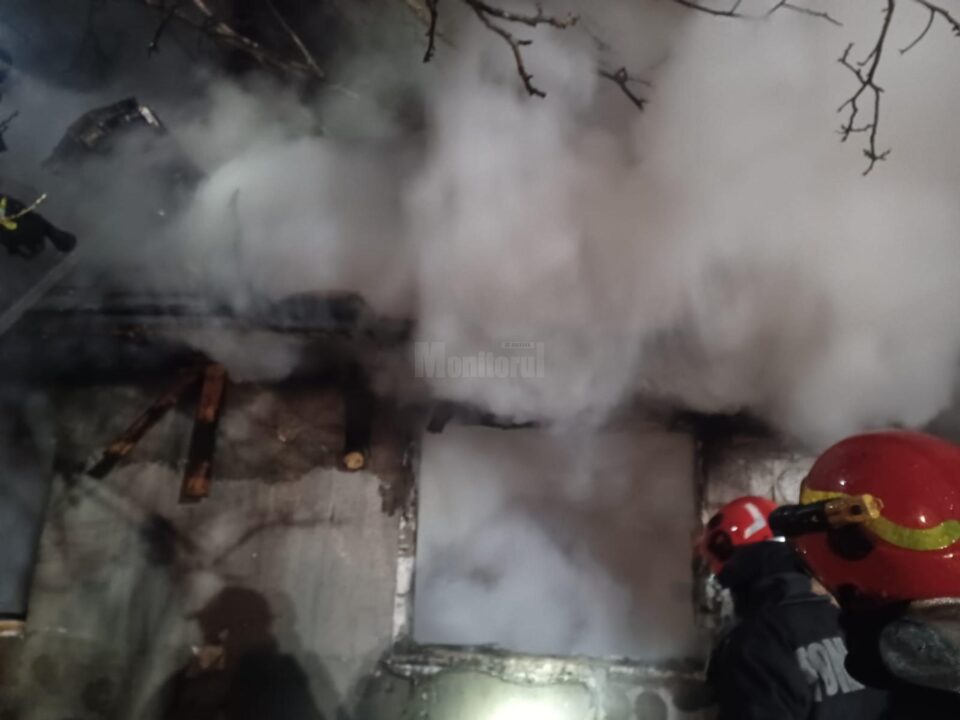 Casă distrusă de un incendiu pornit de la o țigară