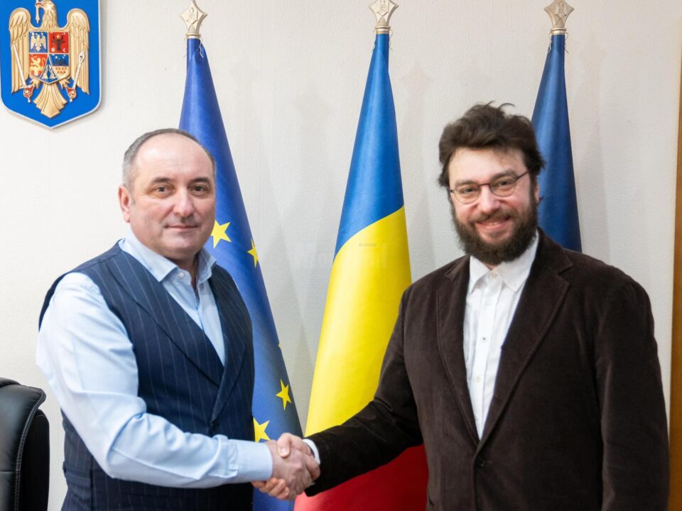 Andrei Merchea Zapotoțki (dreapta) și Daniel Harpa, președintele CJ Neamț
