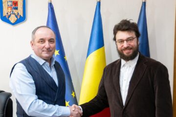 Andrei Merchea Zapotoțki (dreapta) și Daniel Harpa, președintele CJ Neamț